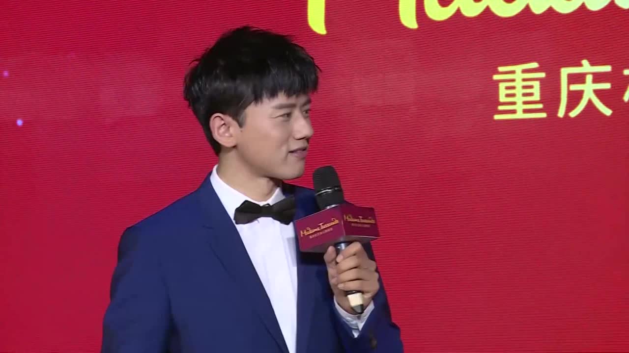张杰现身重庆杜莎夫人蜡像馆 为自己"兄弟"揭幕