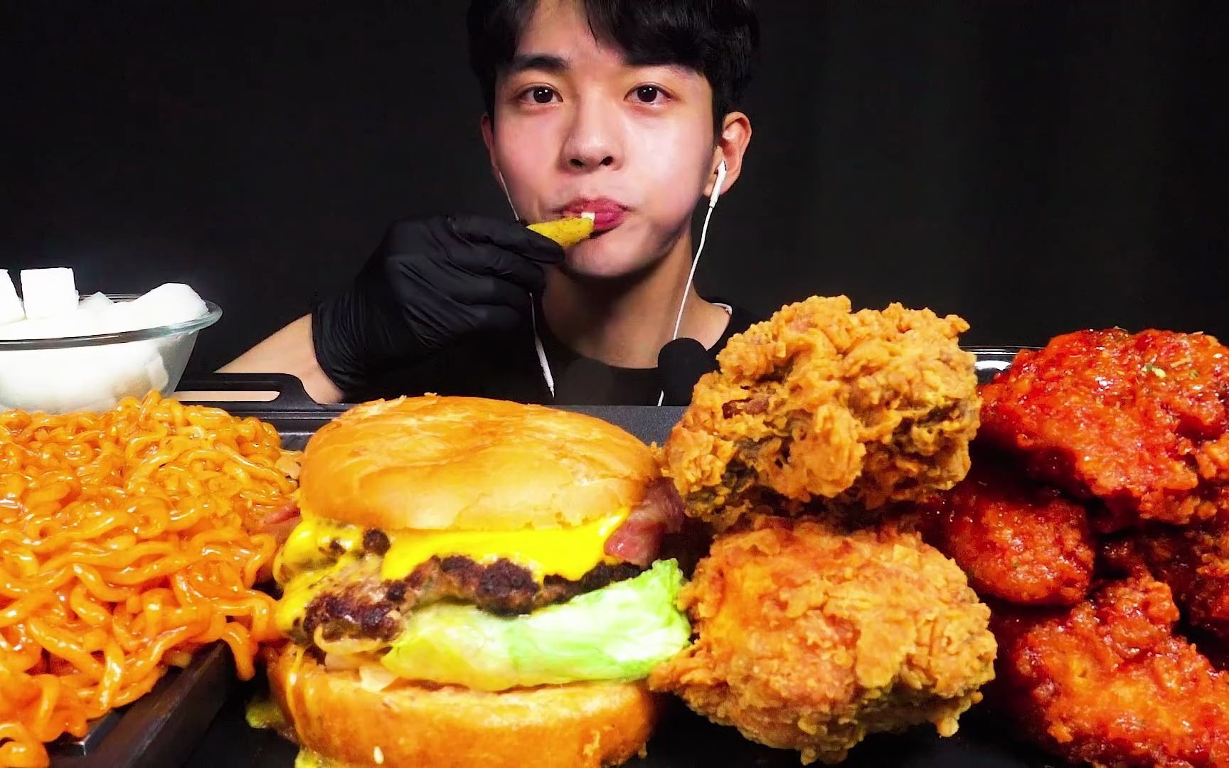 chansorias帅气韩国小哥哥吃播汉堡奶酪棒炸鸡火鸡面咀嚼声助眠