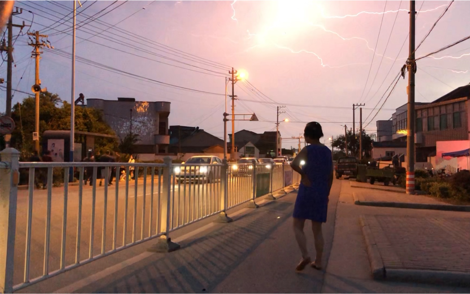 [图]a teeming road of the countryside at nightfall