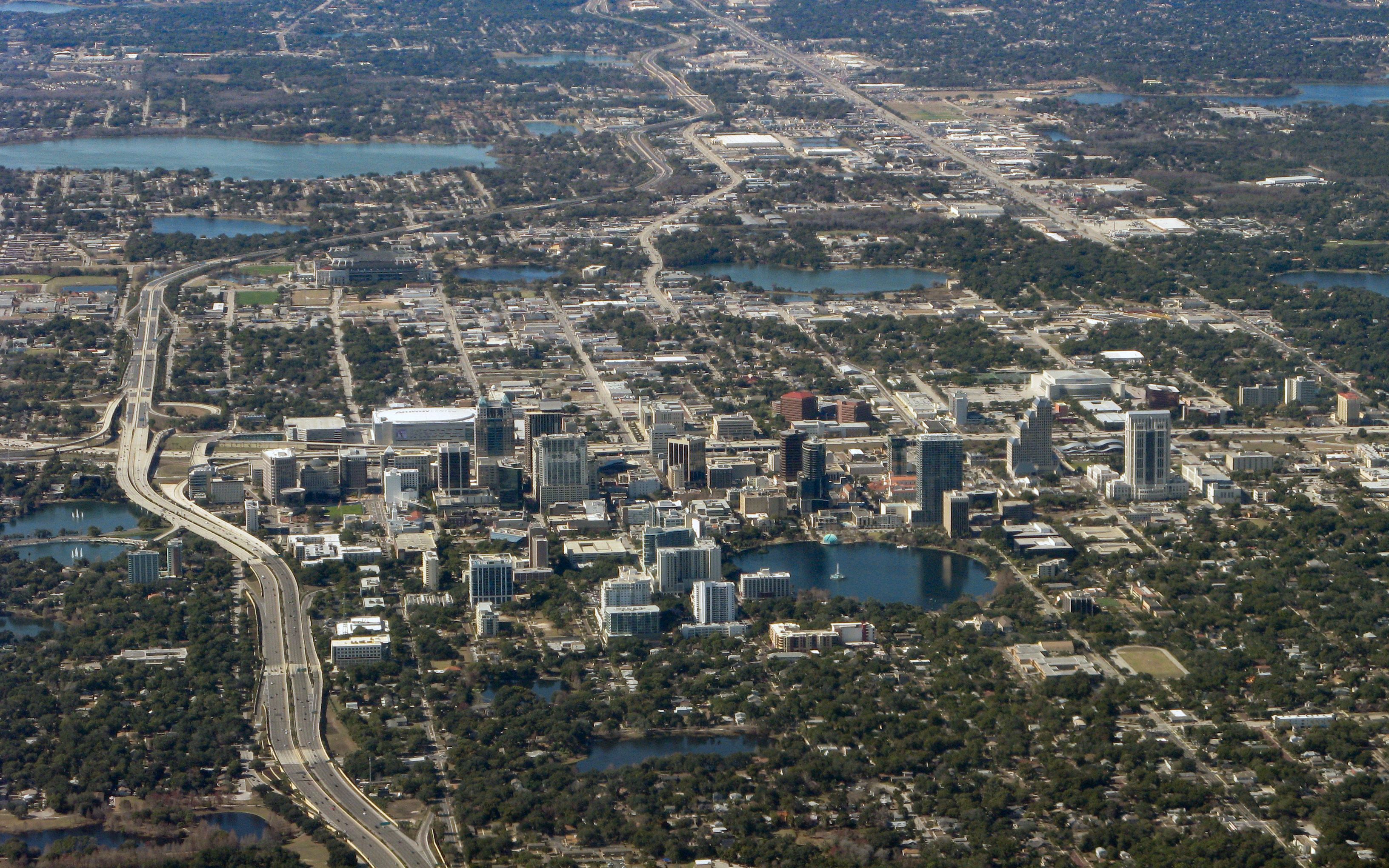 航拍奥兰多城市中的多个湖