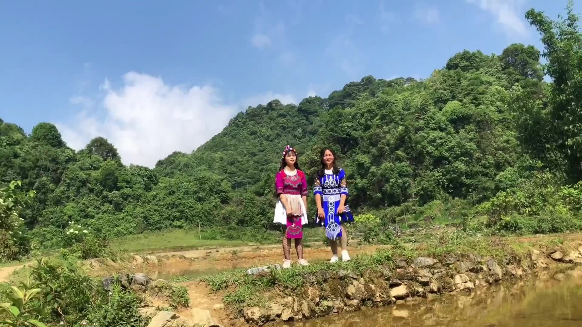 跟拍越南苗族姑娘,放着中国的歌曲,跳着当地特色的民族舞,让大家认识