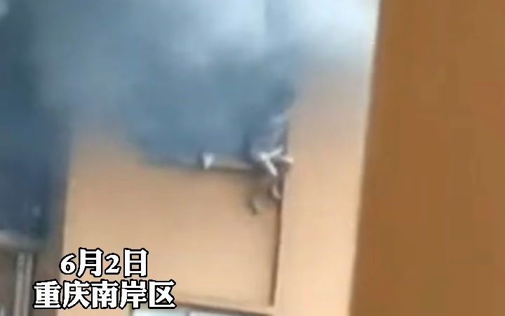 [图]#一高层住宅起火23岁女住户坠楼身亡 她悬挂窗外那一刻该有多无助啊，如遇高层建筑失火我们到底该怎么办？