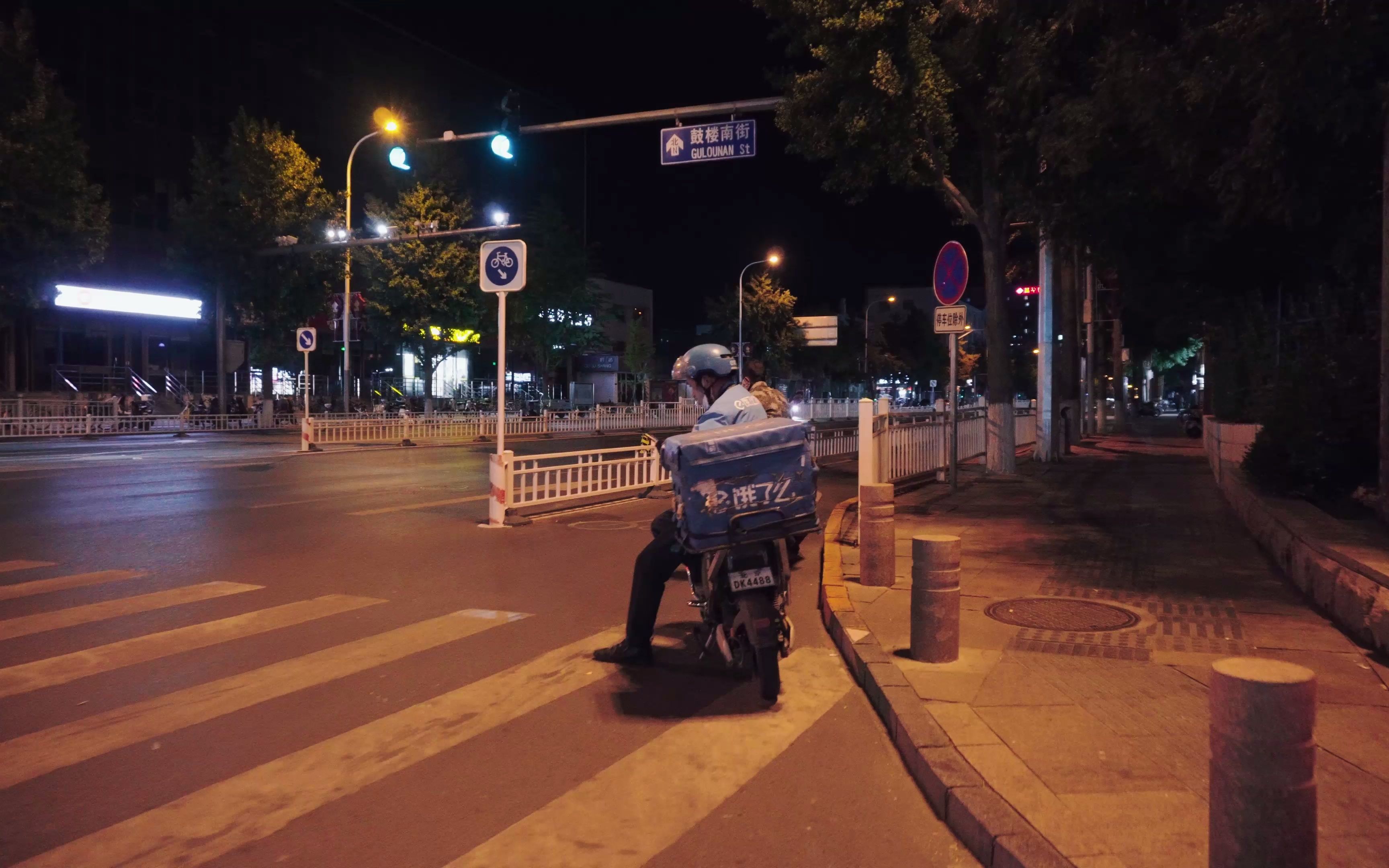 外卖小哥夜晚送餐图片图片