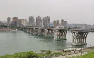 Video herunterladen: 实拍陕西安康市中心，比许多大城市建设都好，不愧是西安后花园？