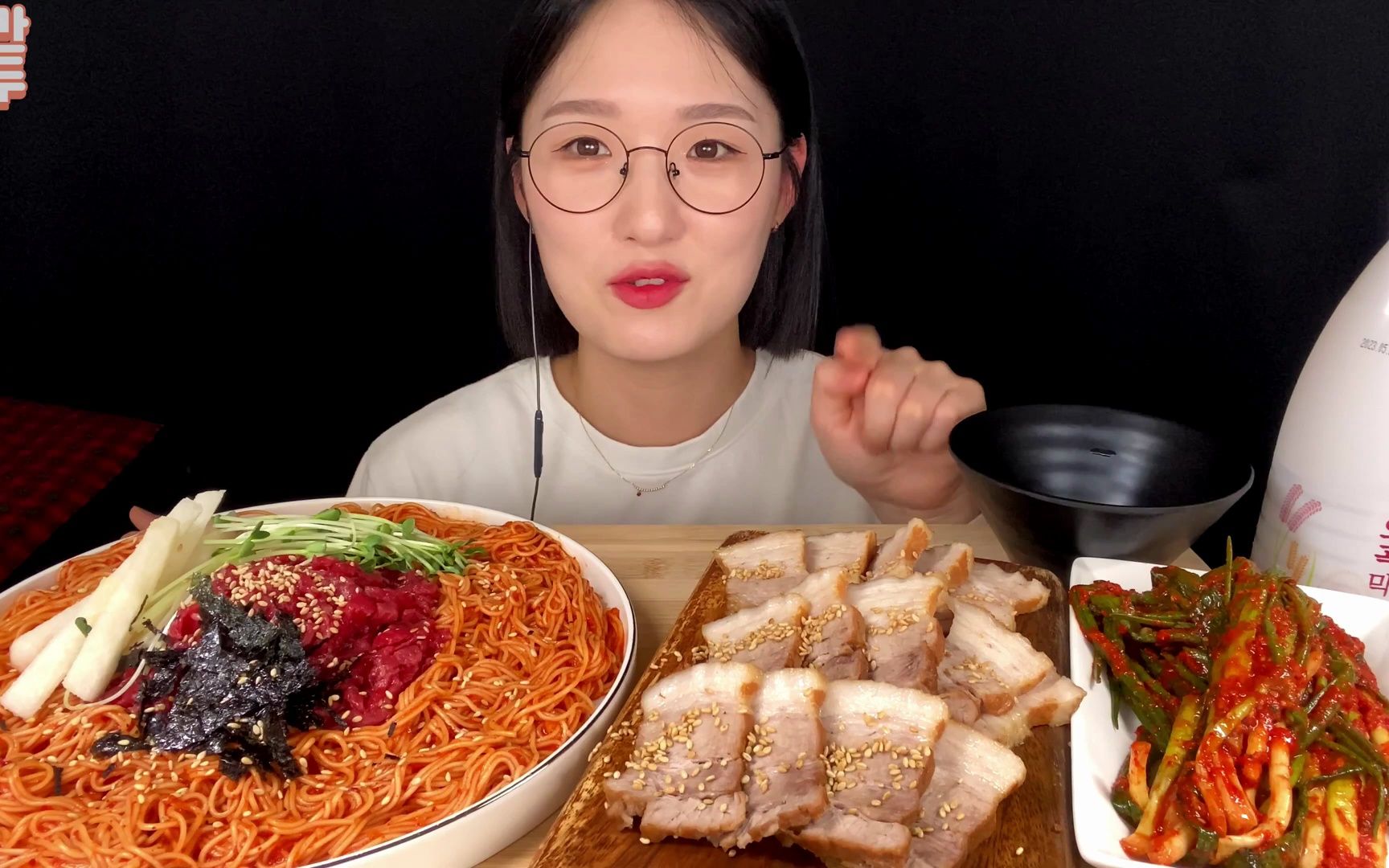 mandoo】韩国吃播辣拌面加生拌牛肉78生拌牛肉拌面卤肉葱泡菜米酒吃