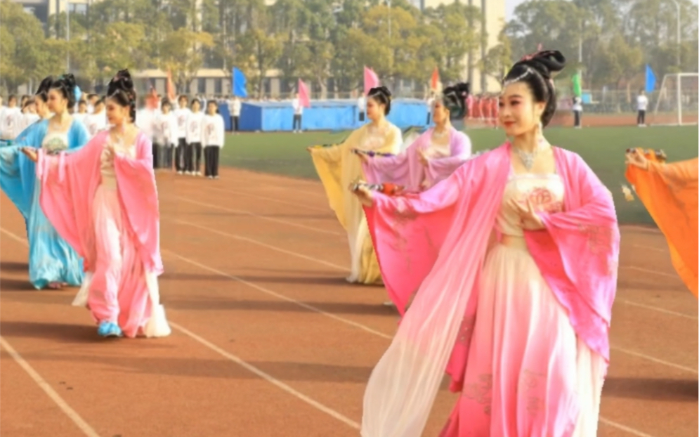 [图]11月2日，安庆师范大学运动会开幕式上，该校黄梅剧艺术学院七位女生身穿七色黄梅戏服饰，手持拂尘，伴随着悠扬的旋律，踮起脚尖飘逸入场，引起现场师生一片惊叹。