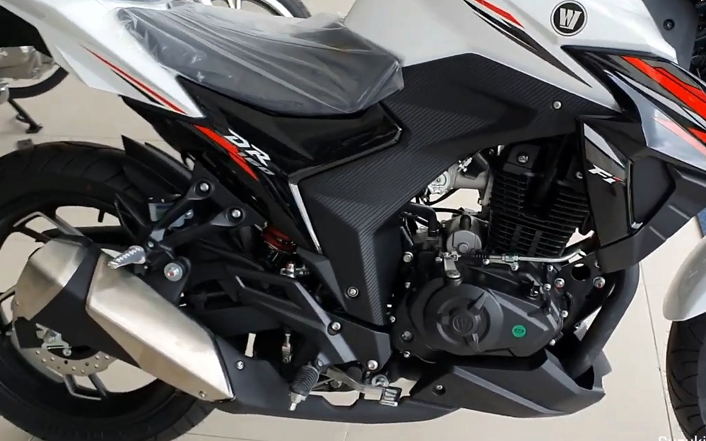 豪爵新款国四街车,颜值担当,油耗2.4l,配cbs,售价12980元