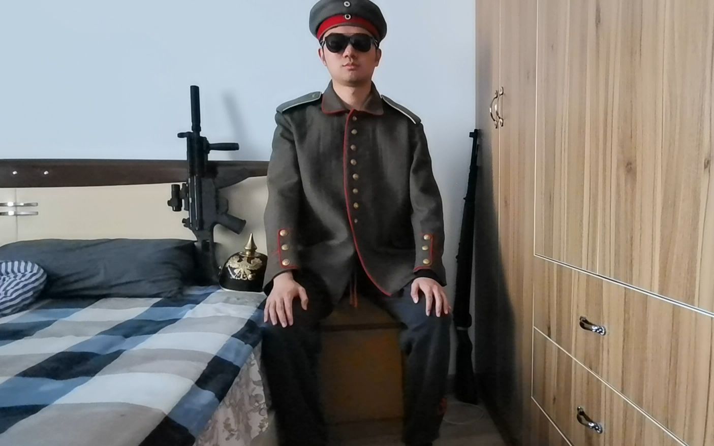 小演员试穿德国军装结果尴尬了