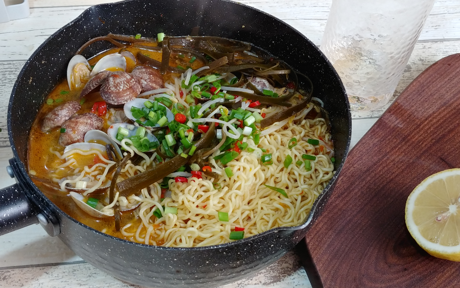 【泡面の日常】酸辣花甲泡面,这酸辣的滋味你尝过没?