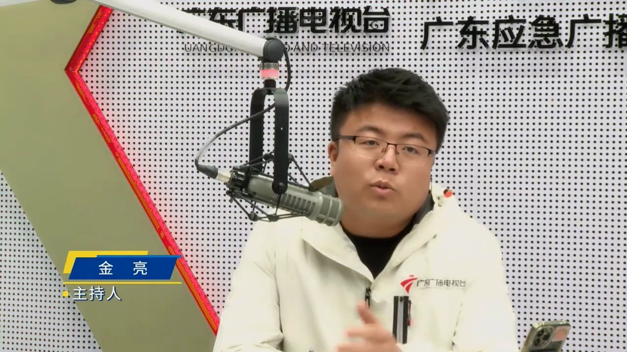 广州番禺:村委锁车锁进修理厂车间 停车费收出新场
