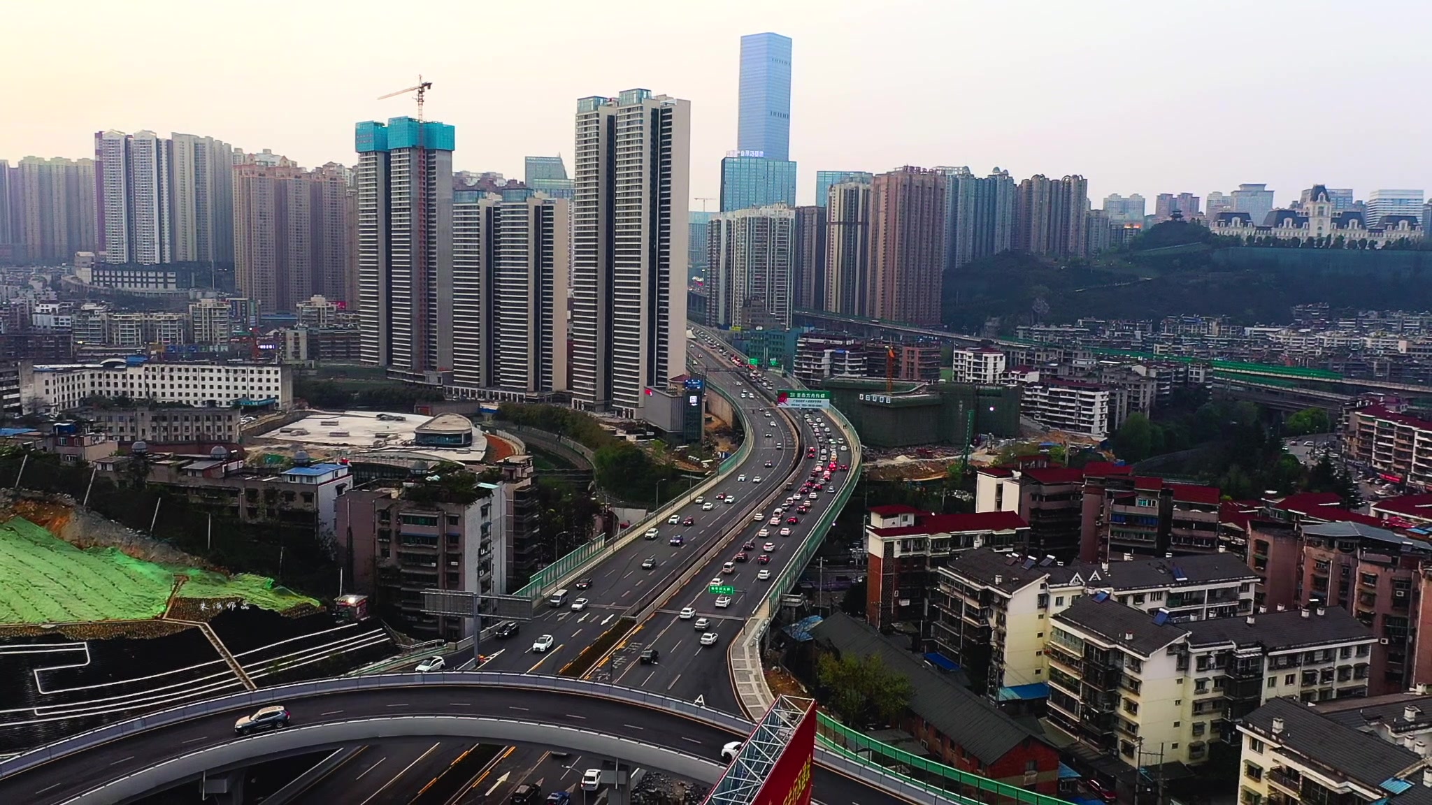 人民大道和中环路握了一下手,贵阳的司机们的腿就没那么麻了