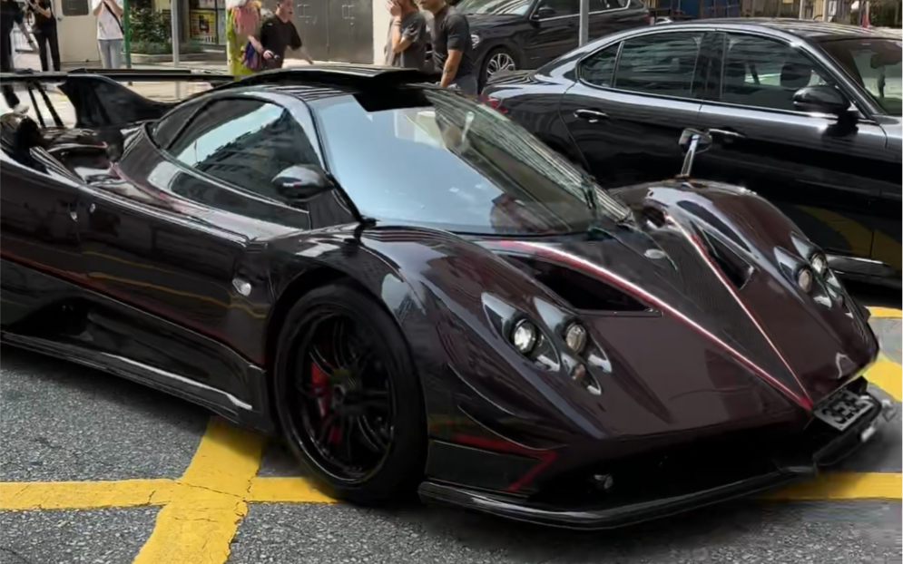香港街头惊现帕加尼zonda炸街了,这外观造形设计太完美了,简直就是