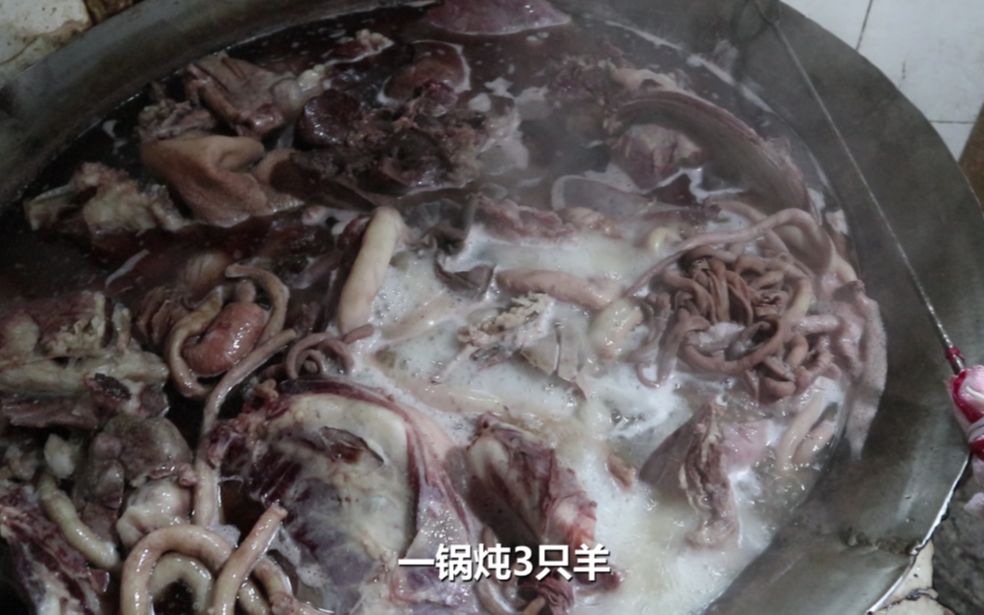 山东喝全羊肉汤,大锅炖3只羊,20多个羊部位一起下锅,味道真香
