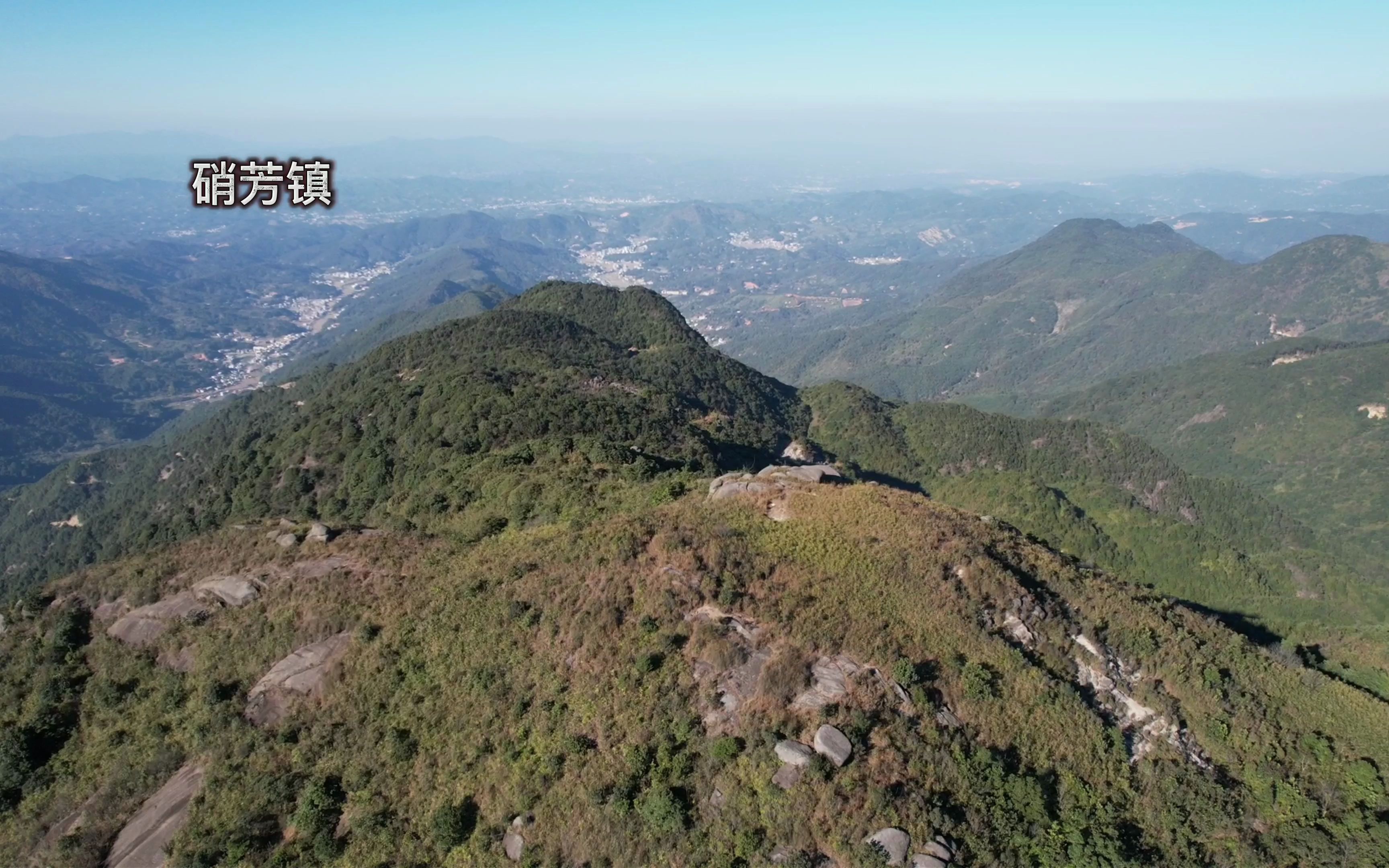 航拍广东千米山峰之一圣峰嶂,海拔约1124米,位于汕尾市陆河县螺溪镇与梅州市五华县原硝芳镇(现已经合并入龙村镇)的交界处,圣峰嶂为陆河县螺溪镇...