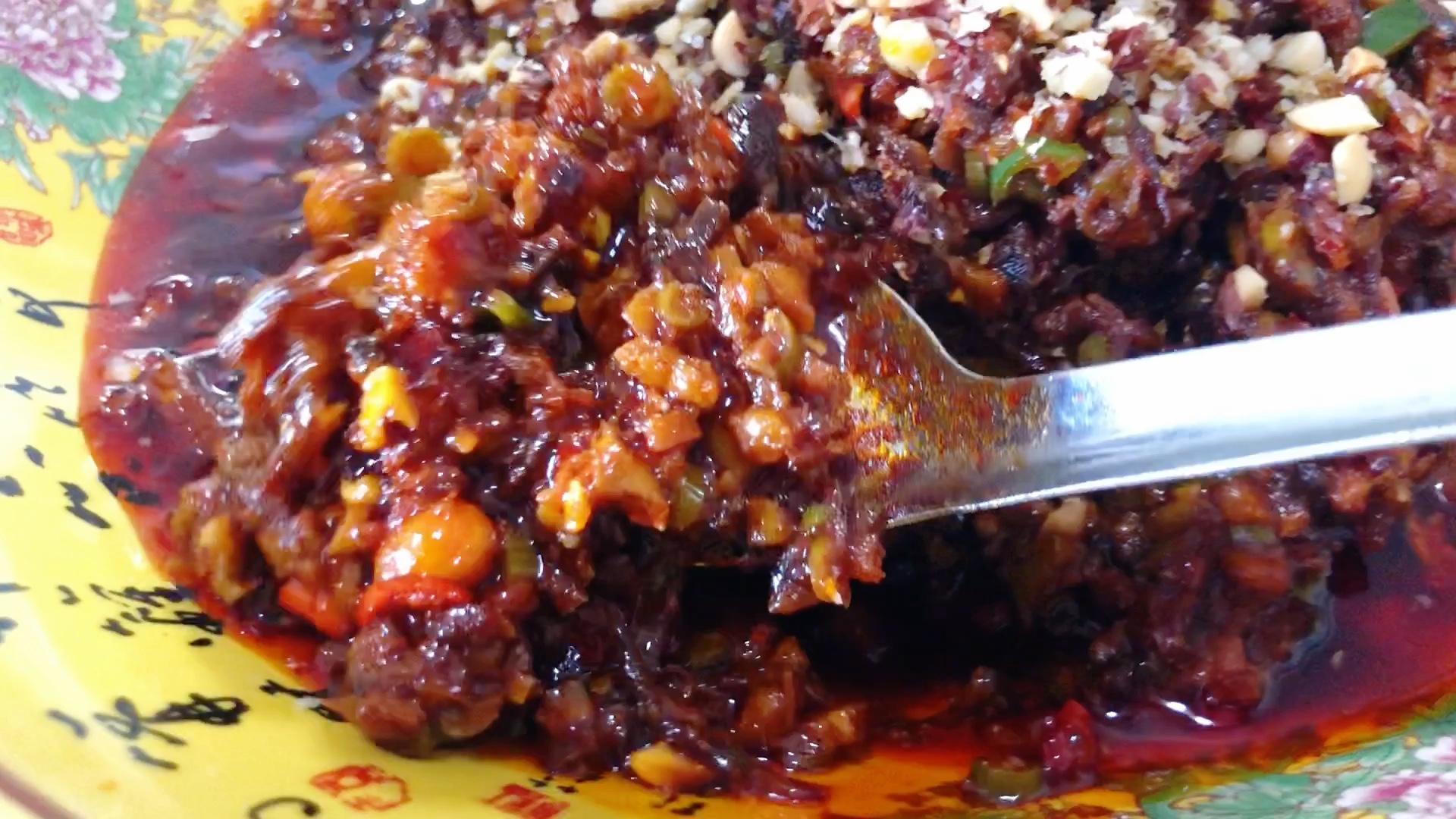 八宝酱辣子夹馍,美呀香辣过瘾,酱香浓郁,加上丰富的果仁和时蔬,味道美