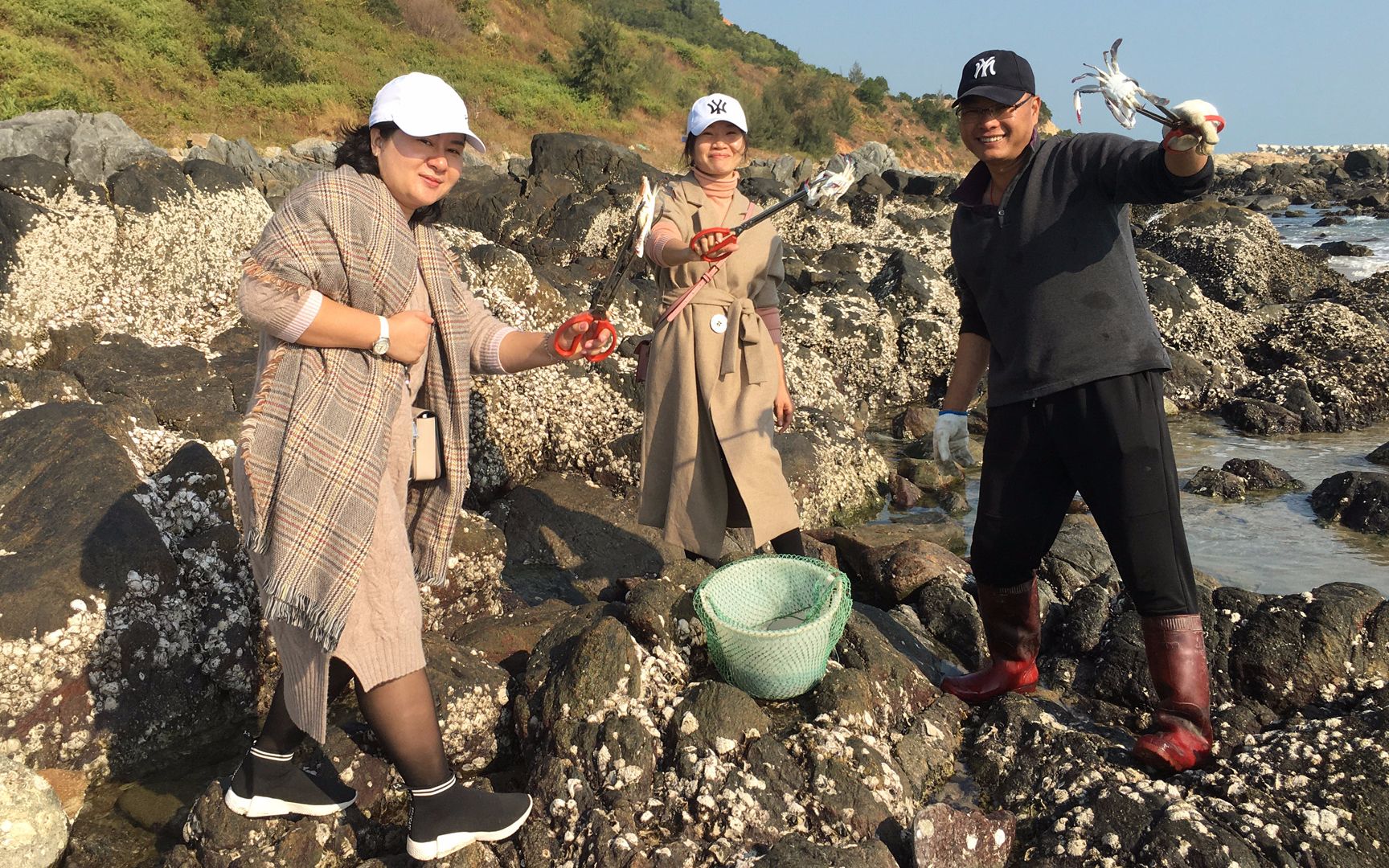 闲牛带美女同学去赶海,运气爆棚狂抓海货,全部拿来做大餐吃好爽