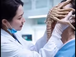 抱脸虫先控制女医生再寄生护士，
