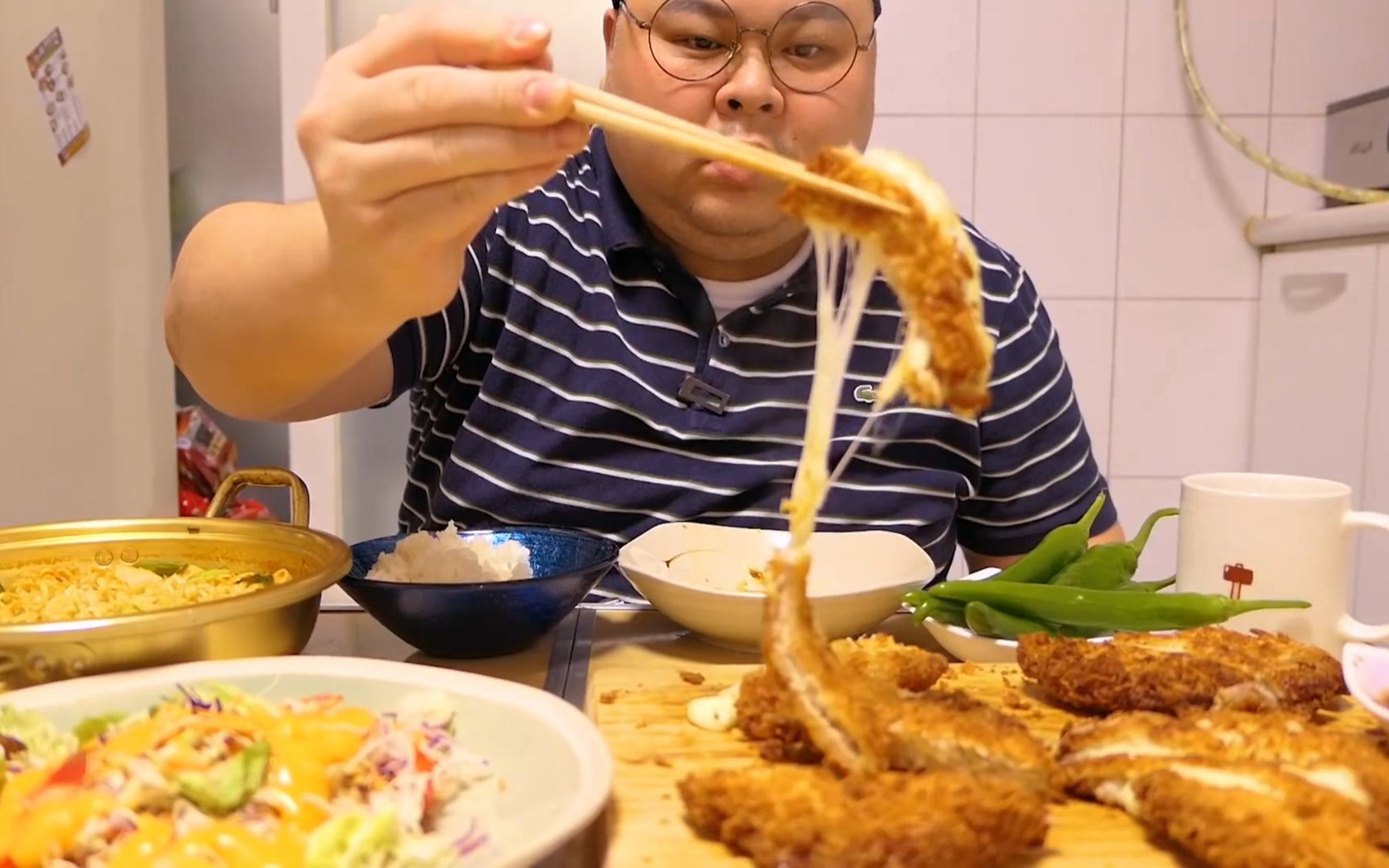 【大吃一斤 - 胖子mino】 - 芝士汉堡肉排 虾滑鸡蛋泡面锅 蜂蜜芥末