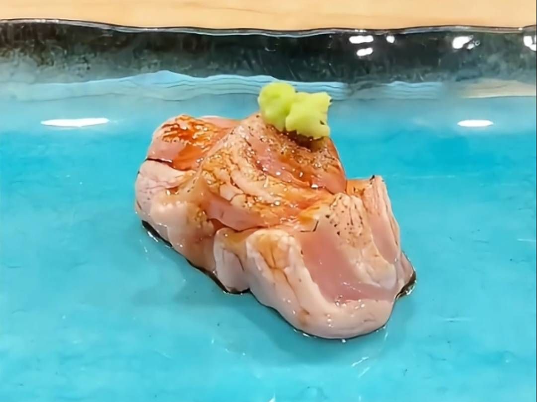 烤金枪鱼手握寿司:点燃味蕾的海洋珍宝