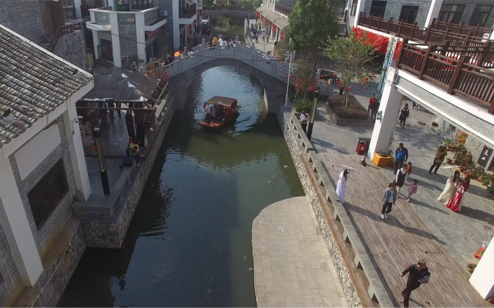 活动  航拍广西玉林五彩田园水街,古色古香的建设,每天很多人开车来玩