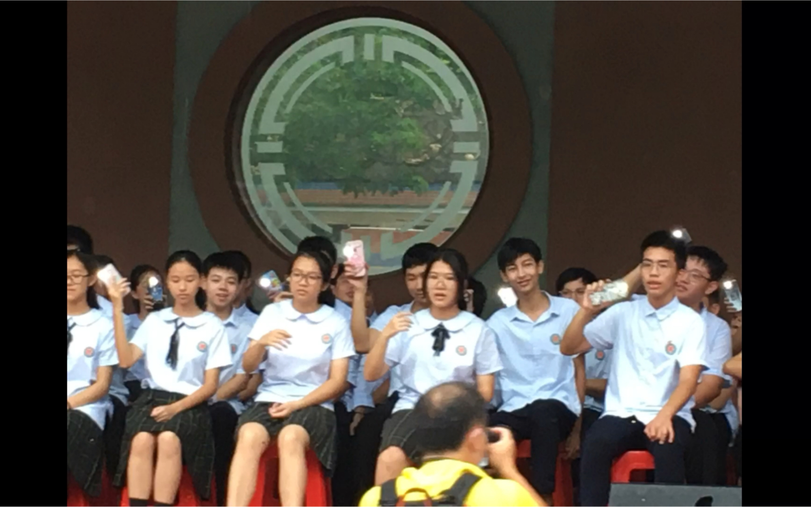 [图]雨中来的又在另一个雨中挥手告别