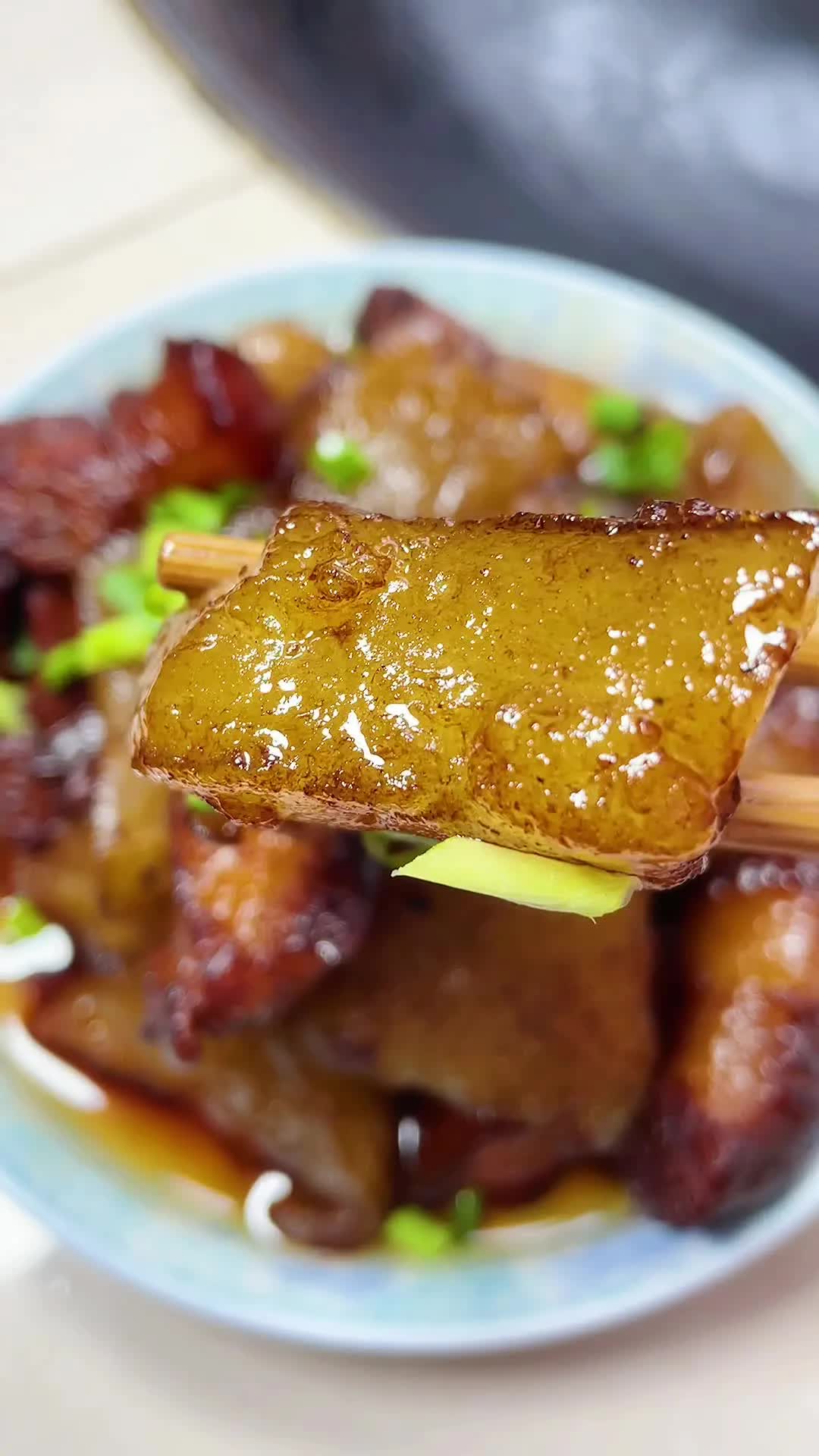 在农村哪,这道菜红薯圆子烧肉是一道硬菜,你要不会做,我教你麦,可行?