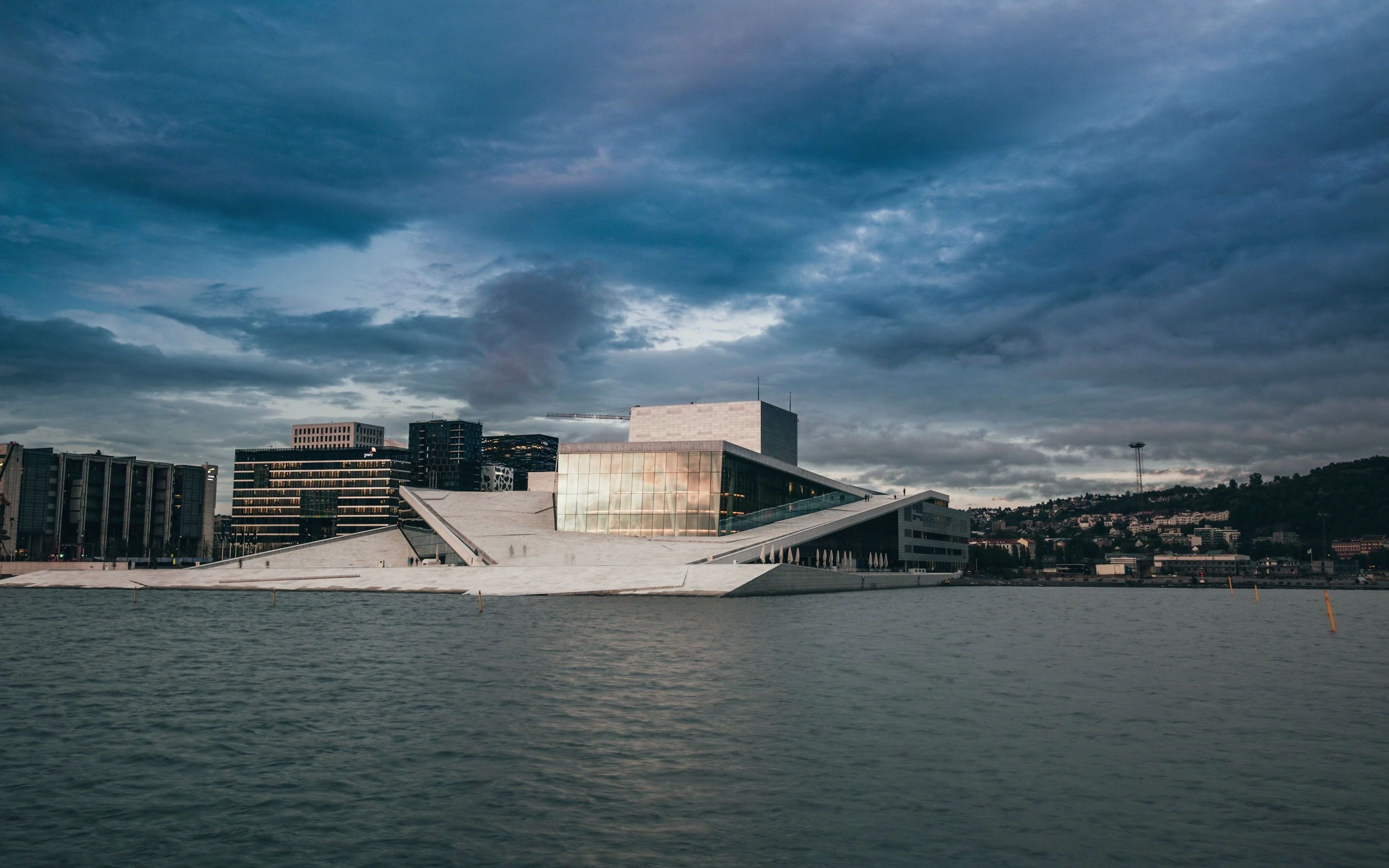 空镜头视频素材 建筑城市逆光人流流云蓝天白云夕阳人工湖延时摄影