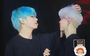 Tải video: 【VMIN】看着智旻忍不住上手撸头毛的泰亨，顺势倒入怀里的旻，泰泰快开心疯了