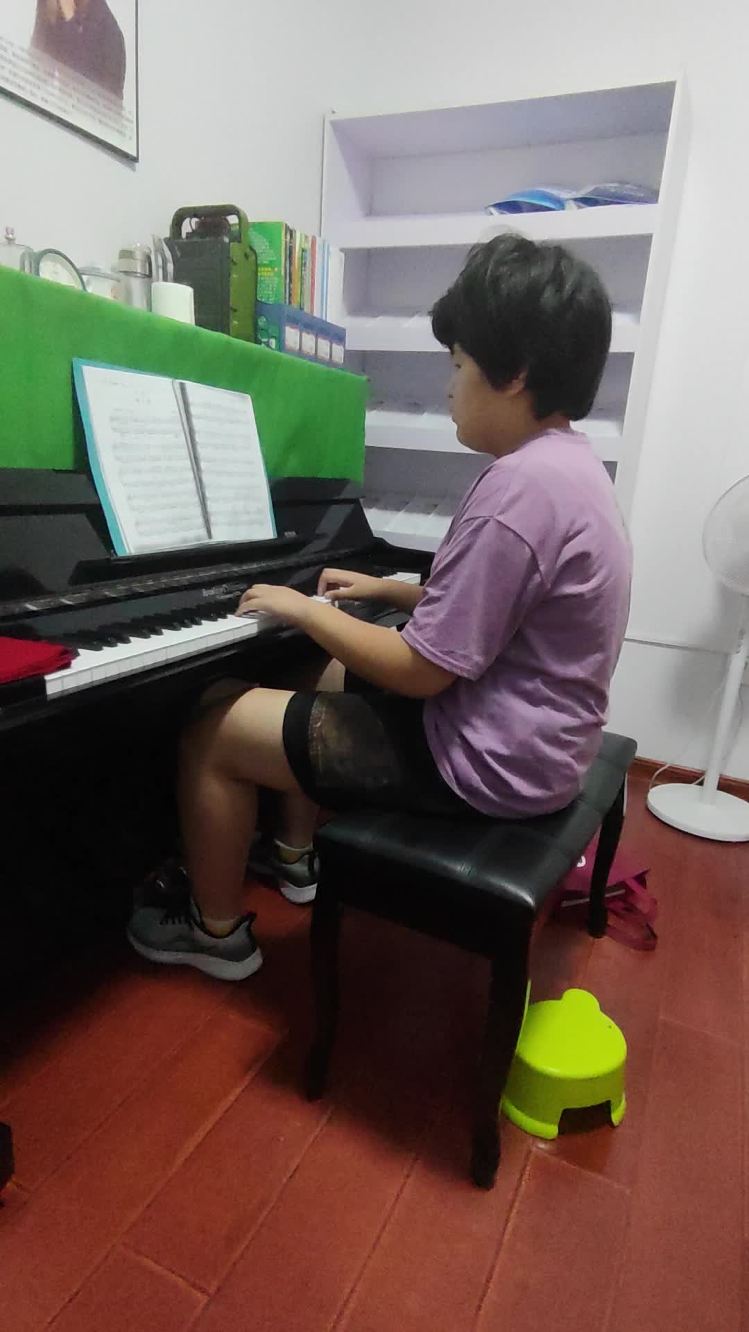 张耀月同学弹奏的三级《练习曲》,相当熟练!