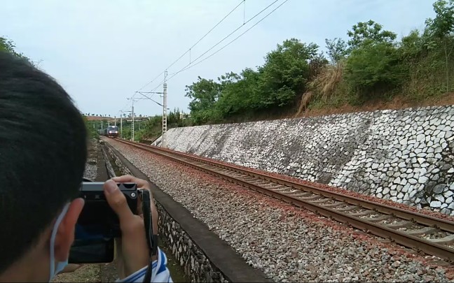 那丹村道口宁局邕段hxd3c0198牵引43613次去南防下行线方向