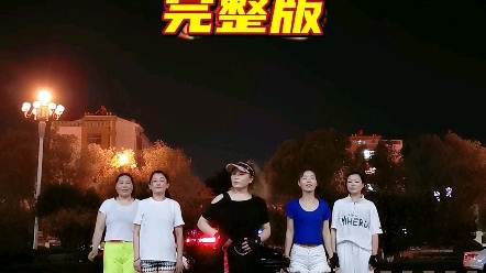 [图]超火户外广场舞《错的人是我》完整版