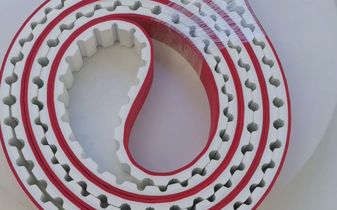 一款表面加红胶的无缝玻璃配料机皮带 在玻璃加工机械厂广泛应用的