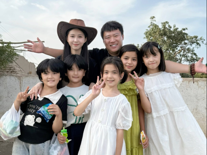 来新疆了，葡萄很好，一串有五十六颗，紧紧的，很甜！