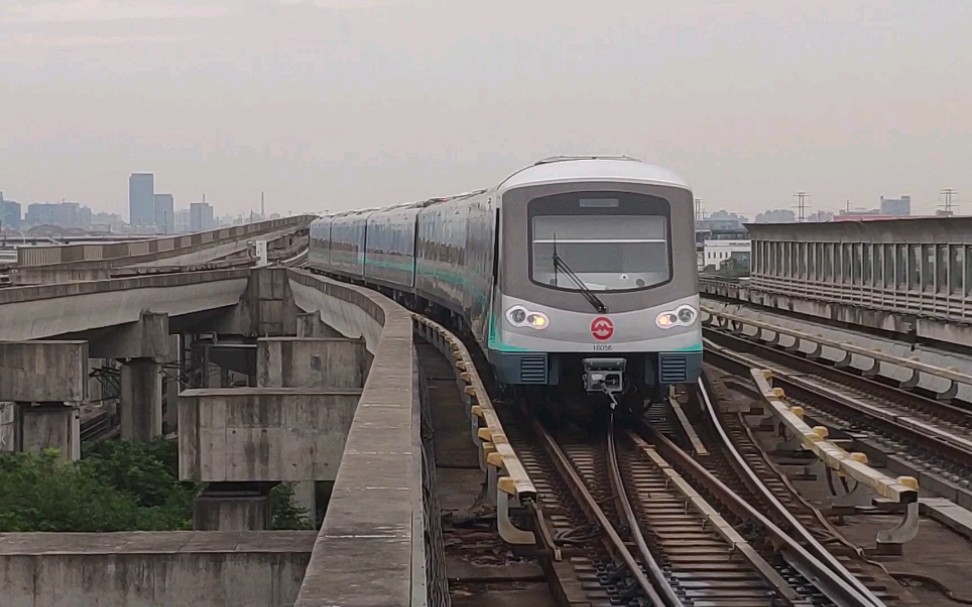 上海地铁16号线16a02型列车(抹茶二世)16056号车离开罗山路站 回川杨