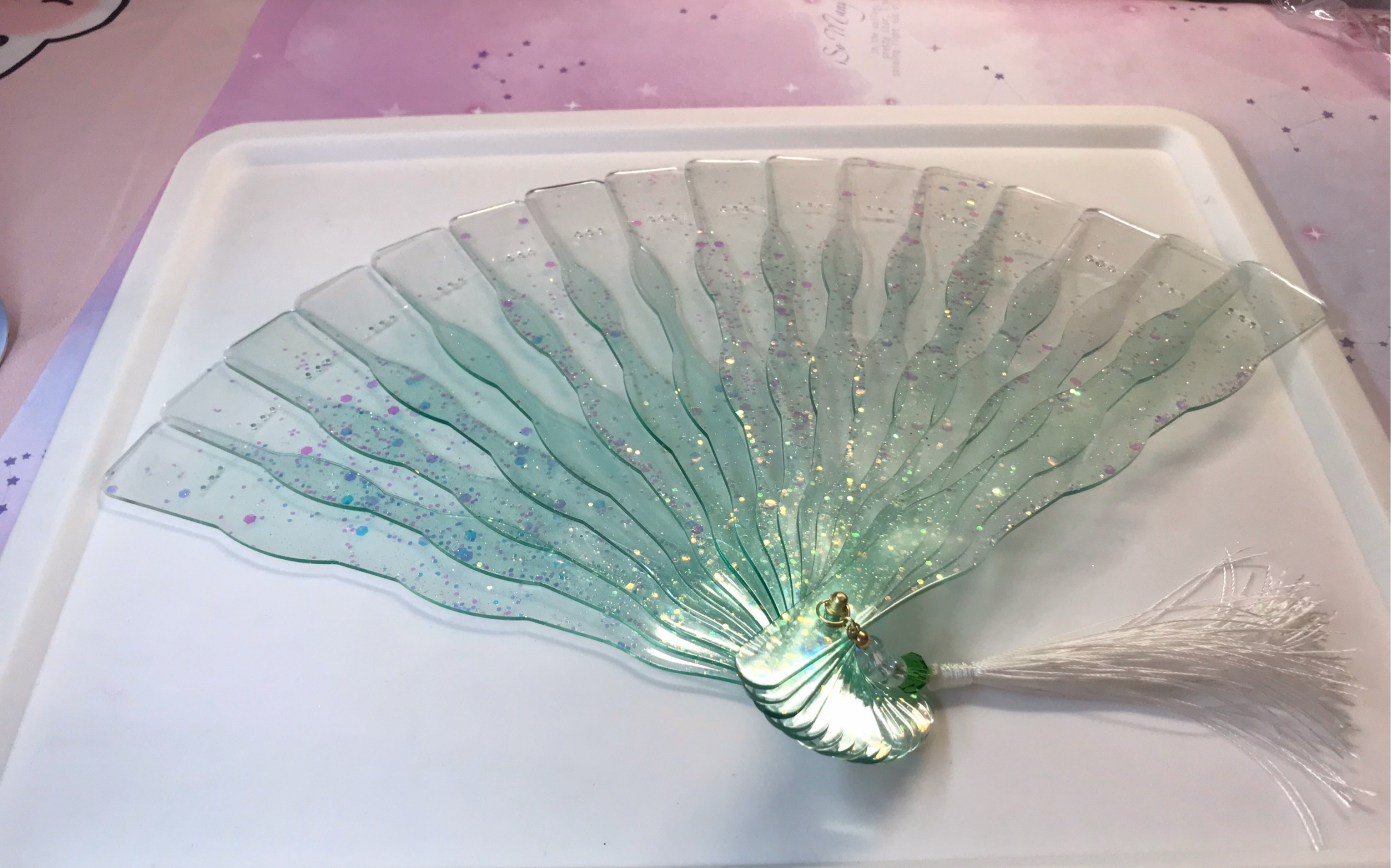 滴胶扇子客订扇子小姐姐的要求是要淡淡的绿色像水一样微闪的我好像