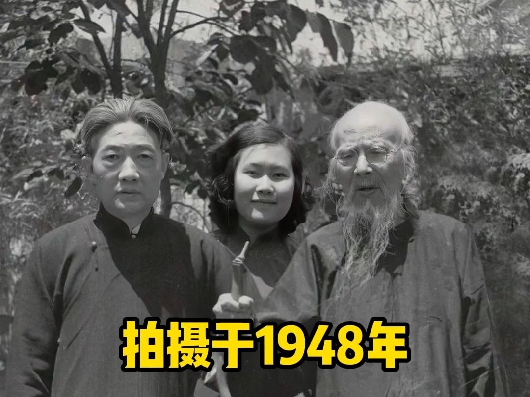 这张照片拍摄于1948年,两位巨匠徐悲鸿与齐白石的合影哔哩哔哩bilibili