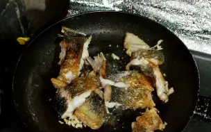 下载视频: 大头鱼香煎：大头鱼的鱼肉腌制入味，煎至两面金黄后非常的美味