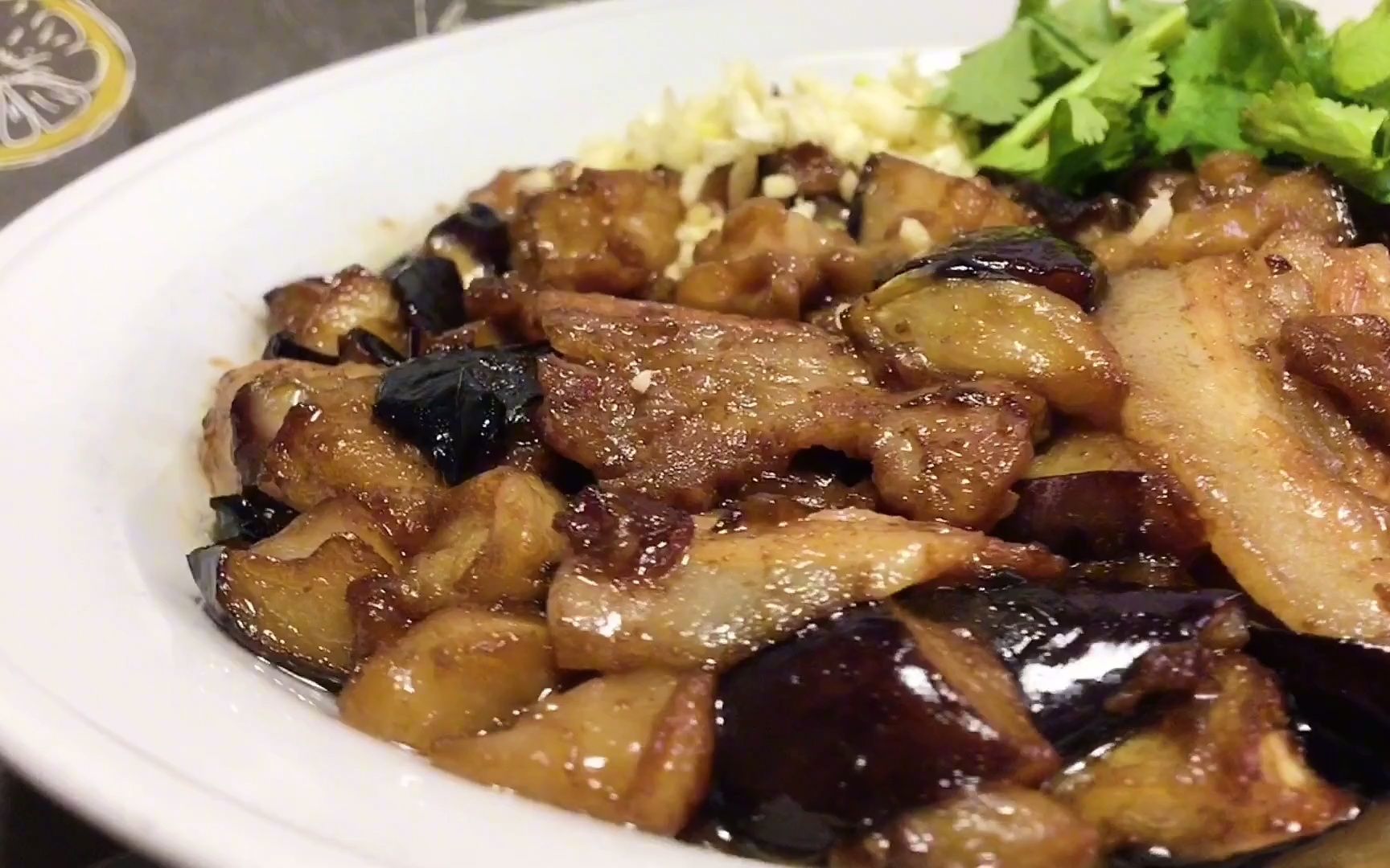 天津人爱吃的"肉片烧茄子",不吸油有技巧,面酱大蒜香菜是关键