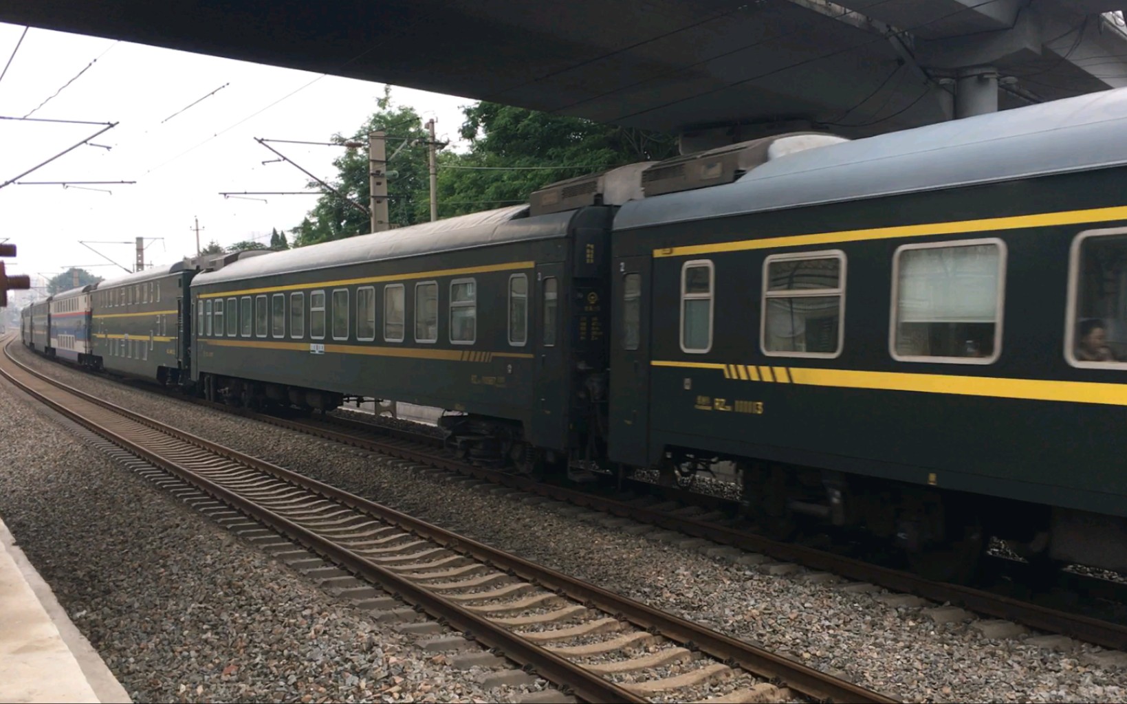 07/大连】【内含rz25k和原色双层】t5305次通过新生路附近_哔哩哔哩