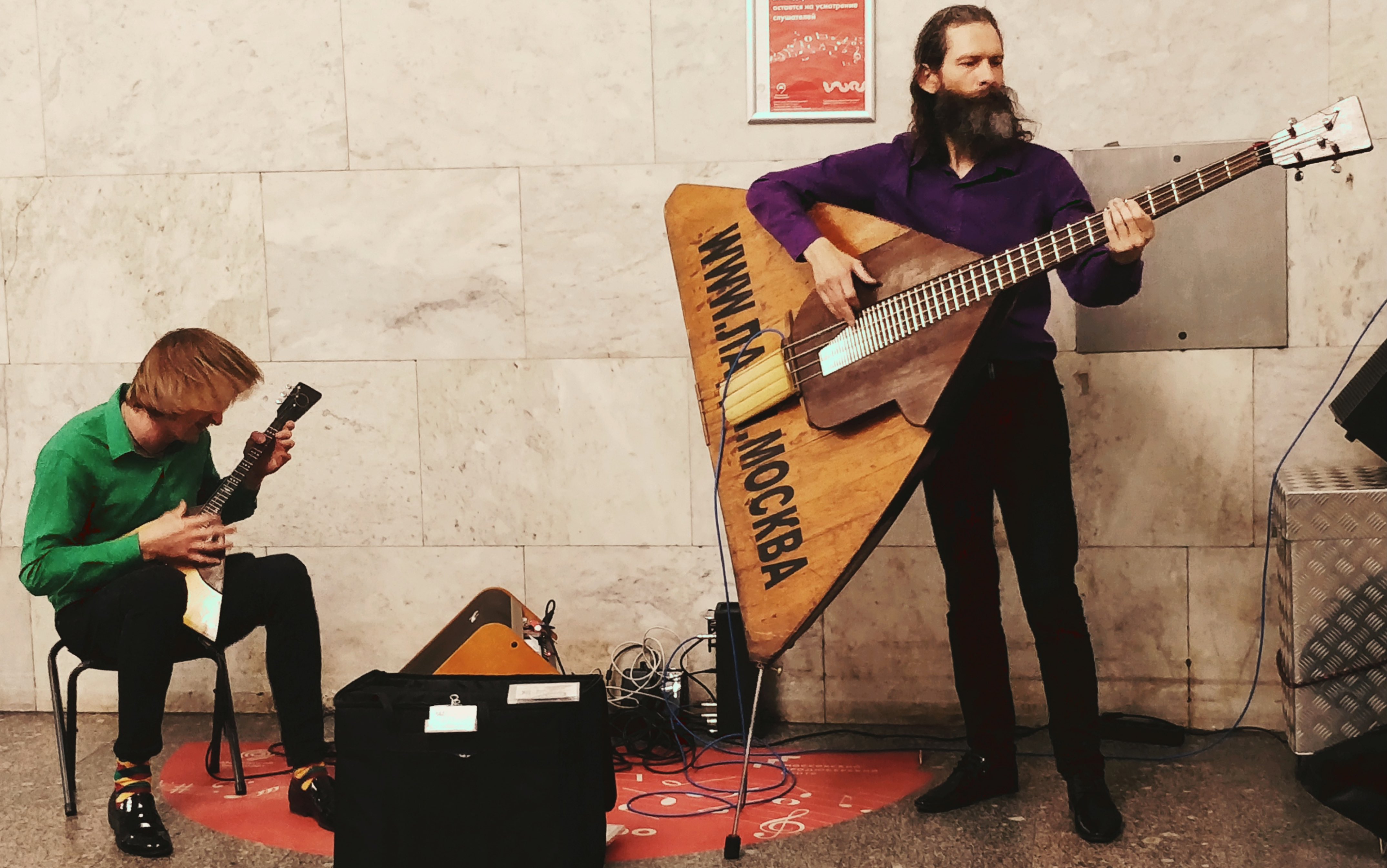 莫斯科地铁站艺术家用三角琴巴拉莱卡演奏著名民族歌曲Дорогой