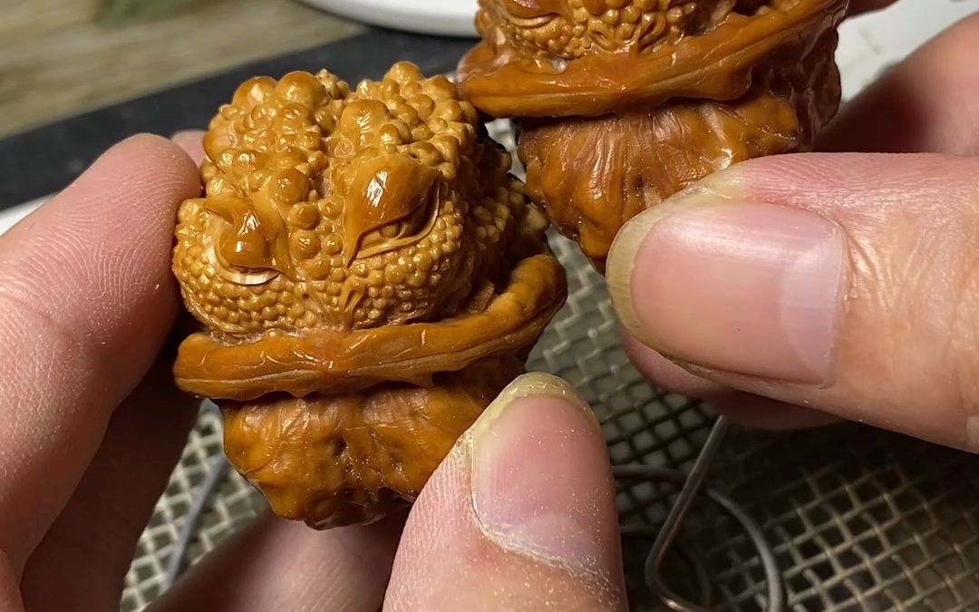核桃雕刻金蟾
