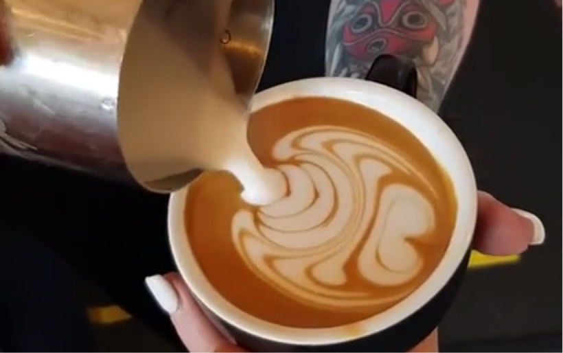 【美女拉花】手上有纹身的小姐姐咖啡拉花欣赏:反推郁金香图案_哔哩