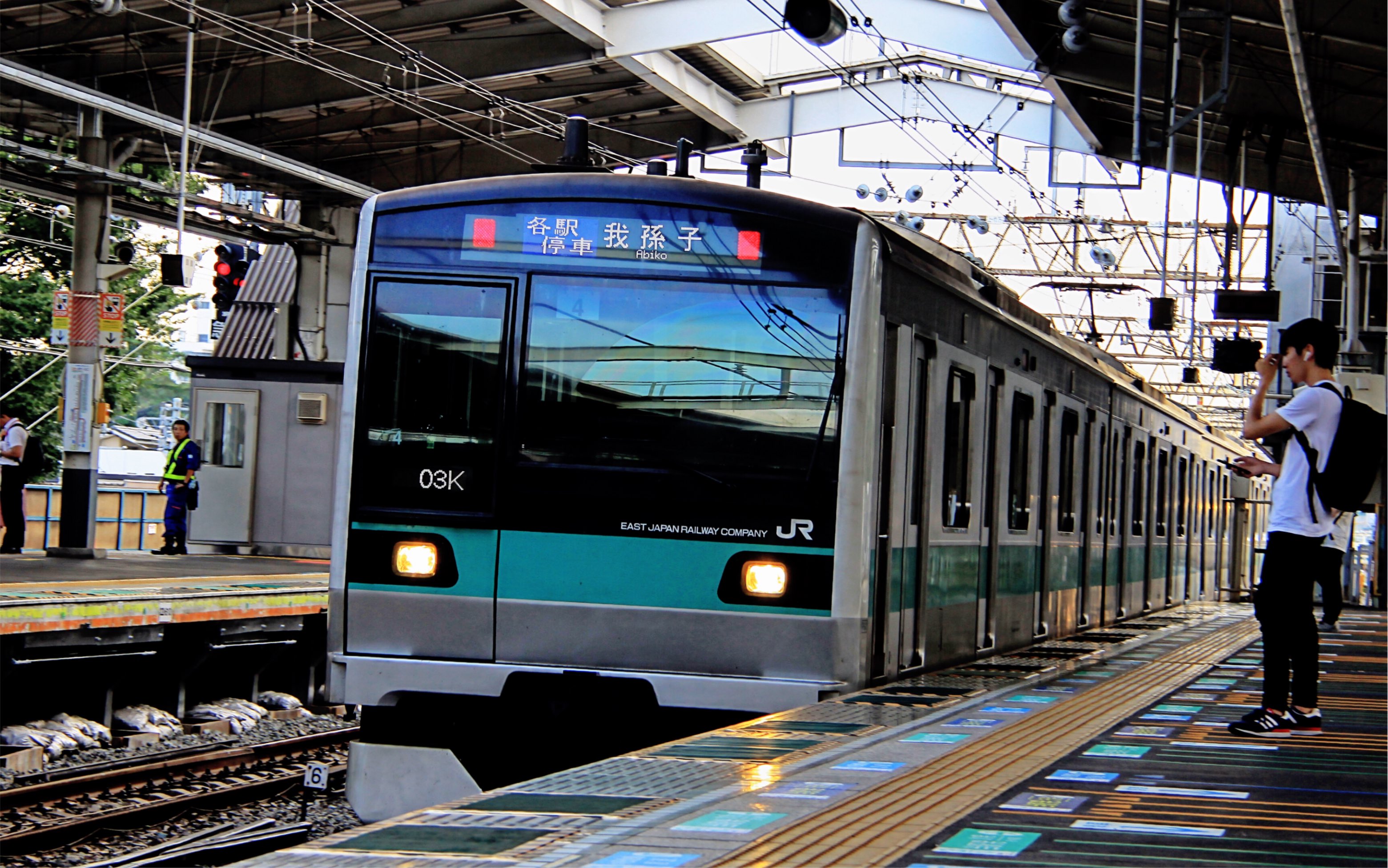 e233系2000番台大手町站进站