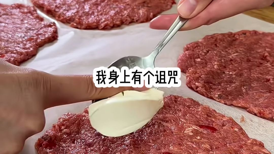 【熬夜追完】我身上有个诅咒 借我钱的人必须在三天内还钱 否则就会死 小学时 同桌想买汽水 找我借了五块钱 第二天我找他要 他直接赖账 第三天 他