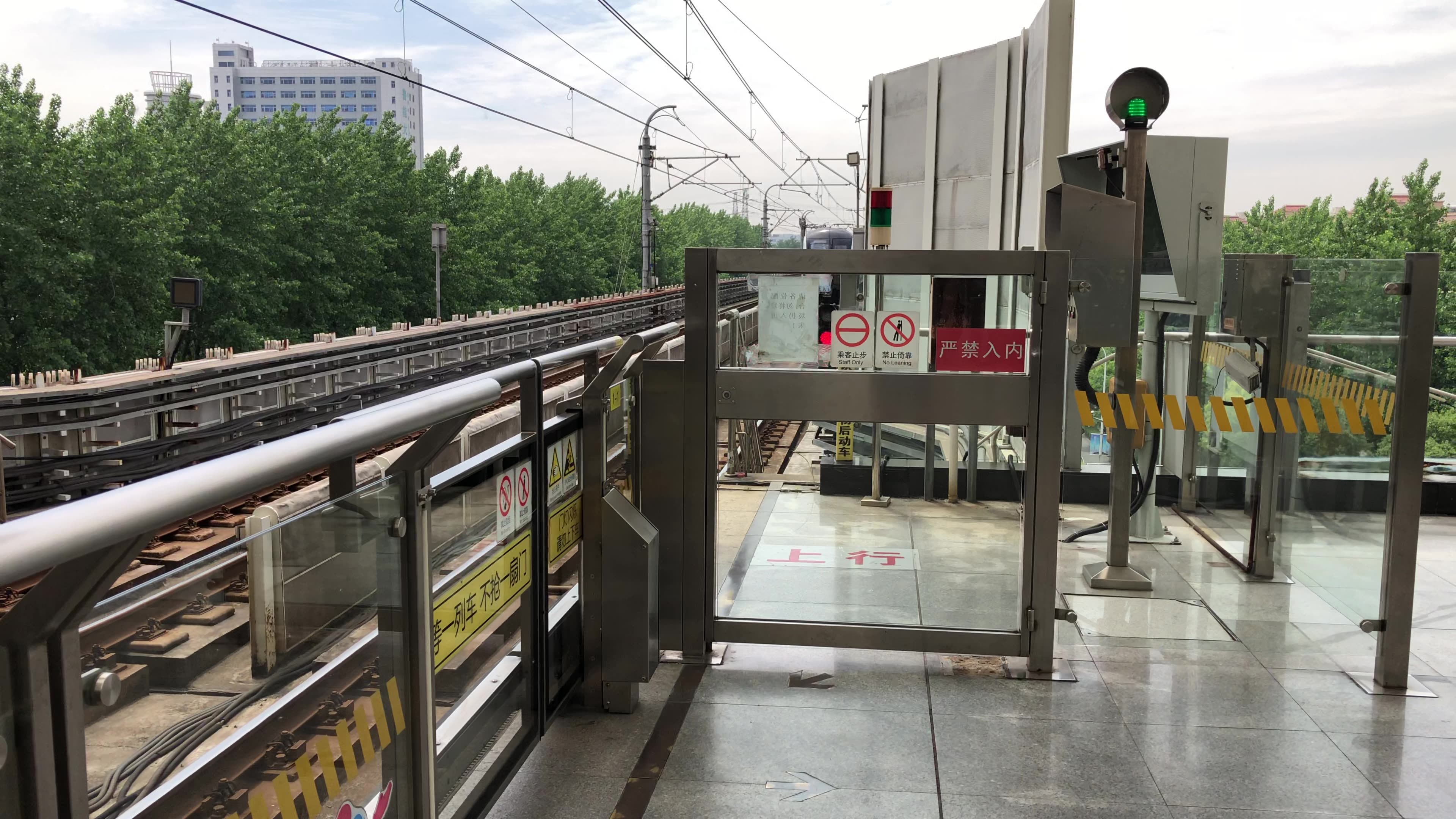 06c02型电动客车0630号车航津路往东方体育中心方向出站