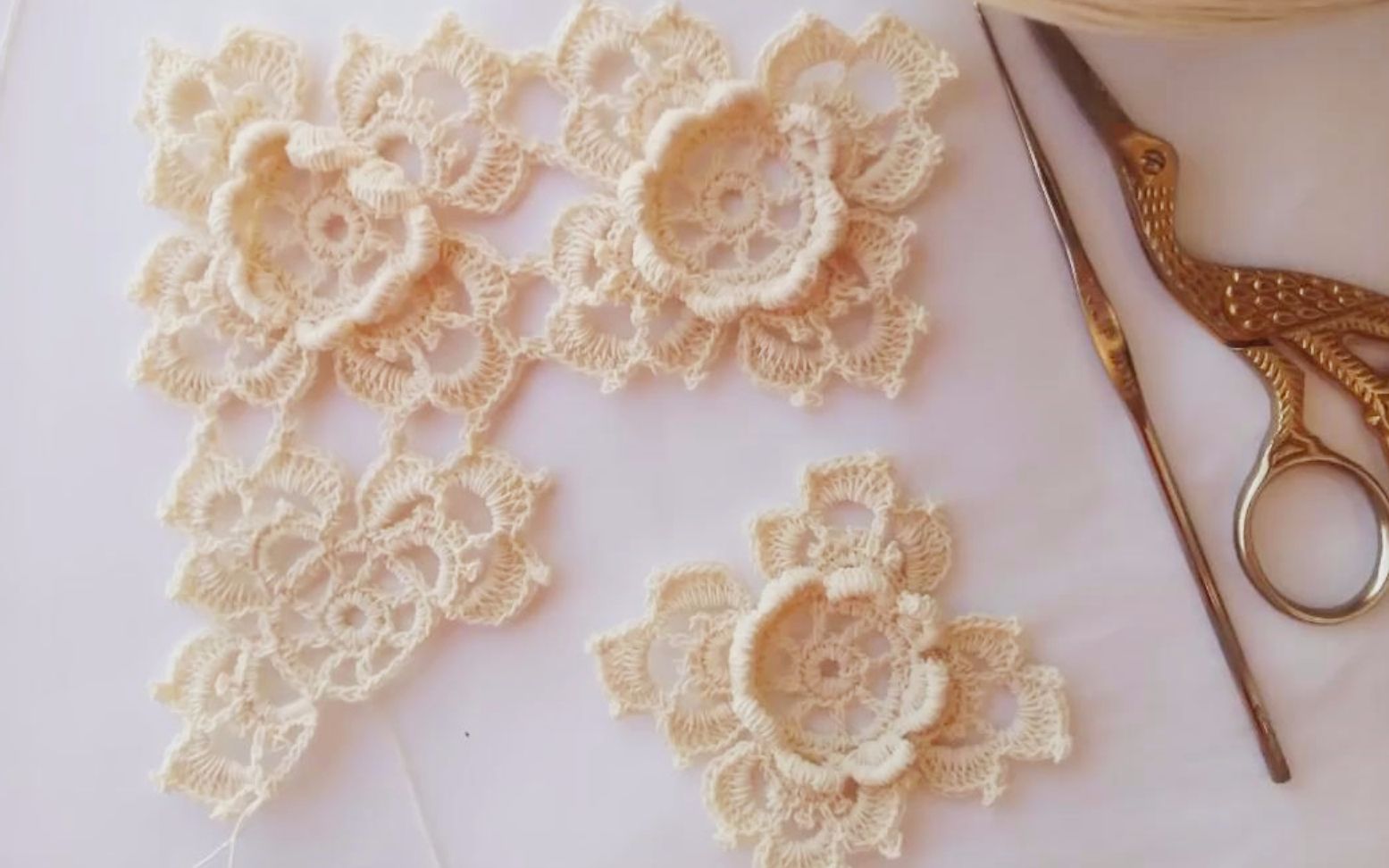 毛线编织教程,立体四瓣花的钩织方法!