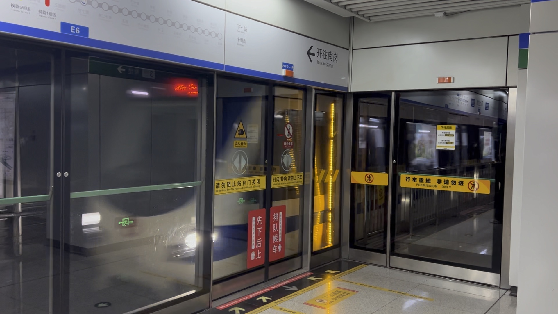 2号线两款不同牵引的列车进出西七里塘站