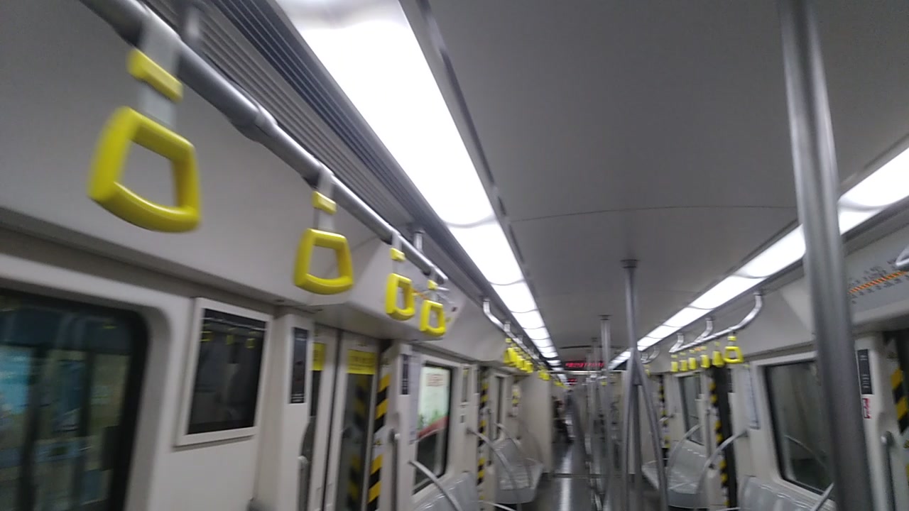 天津地铁2号线车厢图片