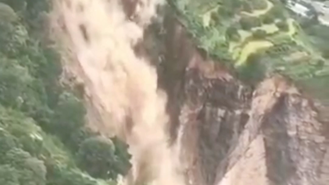 [图]南方暴雨，灾难无情人有情