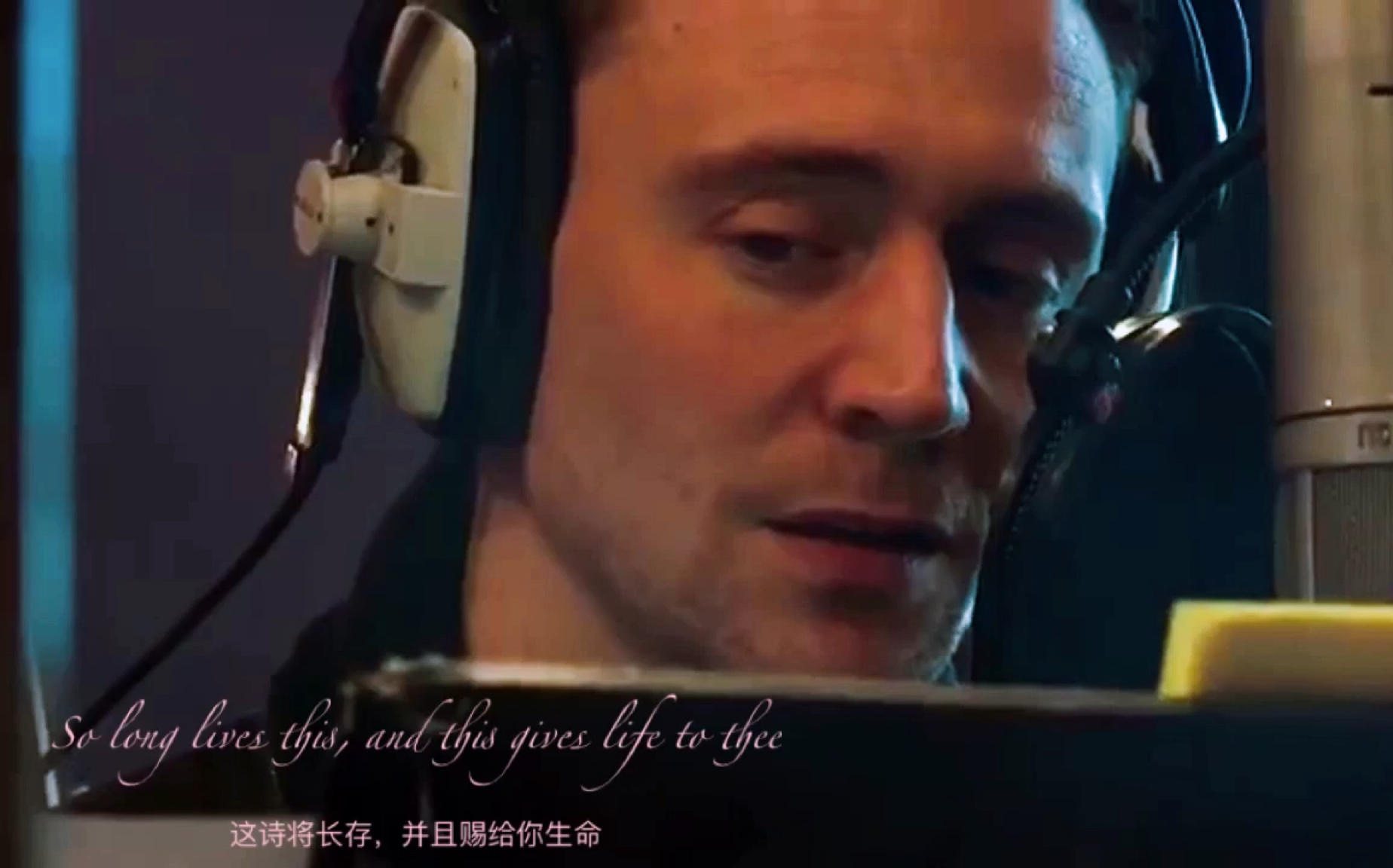 [图]【抖森•Tom Hiddleston】|【听抖森读诗系列】|【莎士比亚十四行诗第18首】 * * 诗美……人声亦美，抖森用磁性嗓音深情朗诵，沦陷吧！